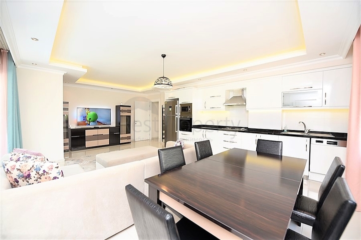 شقة غرفتين وصالة مفروشة ضمن مجمع سكني قريب من البحر في اوبا / الانيا 