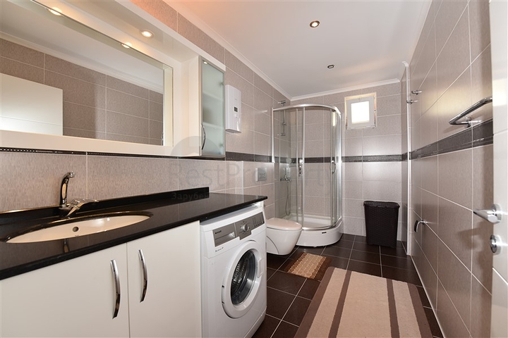 شقة غرفتين وصالة مفروشة ضمن مجمع سكني قريب من البحر في اوبا / الانيا 