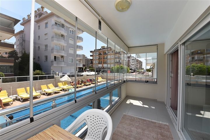 شقة غرفتين وصالة مفروشة ضمن مجمع سكني قريب من البحر في اوبا / الانيا 