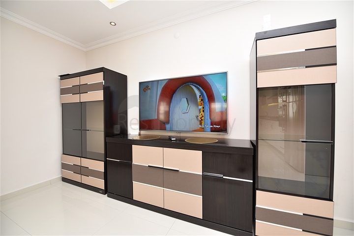 شقة غرفتين وصالة مفروشة ضمن مجمع سكني قريب من البحر في اوبا / الانيا 