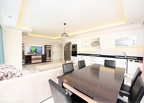 شقة غرفتين وصالة مفروشة ضمن مجمع سكني قريب من البحر في اوبا / الانيا 