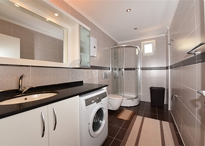 شقة غرفتين وصالة مفروشة ضمن مجمع سكني قريب من البحر في اوبا / الانيا 