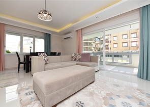 شقة غرفتين وصالة مفروشة ضمن مجمع سكني قريب من البحر في اوبا / الانيا 