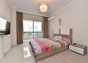 شقة غرفتين وصالة مفروشة ضمن مجمع سكني قريب من البحر في اوبا / الانيا 