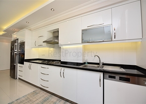 شقة غرفتين وصالة مفروشة ضمن مجمع سكني قريب من البحر في اوبا / الانيا 