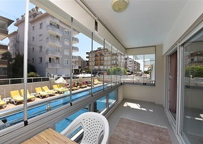 شقة غرفتين وصالة مفروشة ضمن مجمع سكني قريب من البحر في اوبا / الانيا 