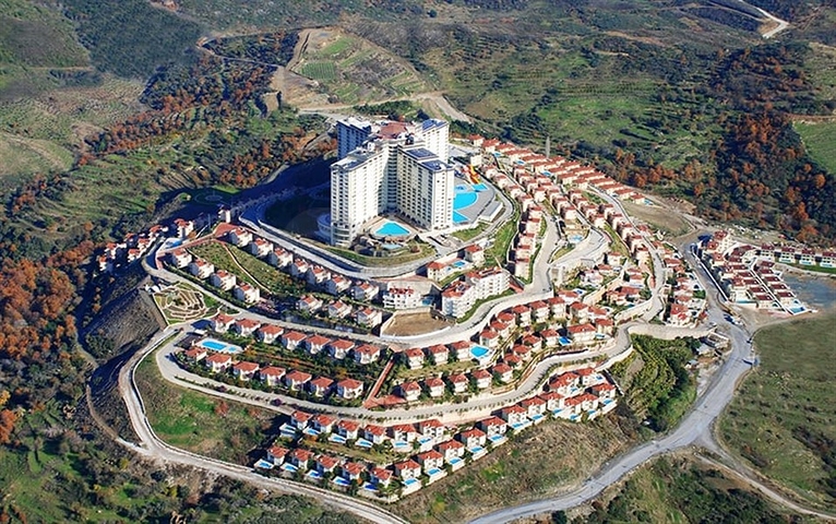 فيلا ثلاث طوابق باطلالة بحرية ضمن احدى افخم مجمعات الانيا 