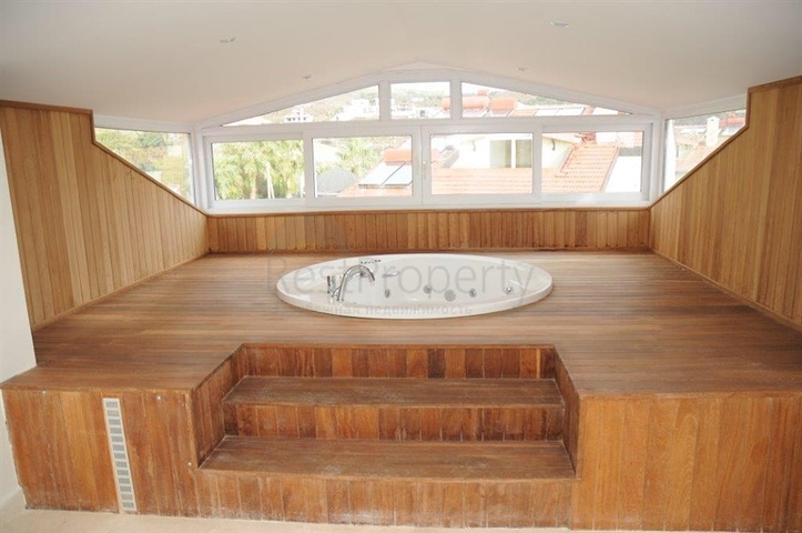 فيلا ثلاث طوابق باطلالة بحرية ضمن احدى افخم مجمعات الانيا 