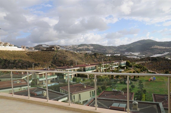 فيلا ثلاث طوابق باطلالة بحرية ضمن احدى افخم مجمعات الانيا 