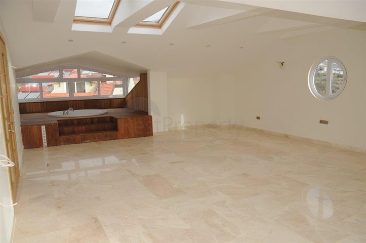 فيلا ثلاث طوابق باطلالة بحرية ضمن احدى افخم مجمعات الانيا 