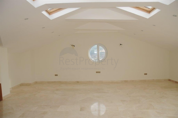 فيلا ثلاث طوابق باطلالة بحرية ضمن احدى افخم مجمعات الانيا 