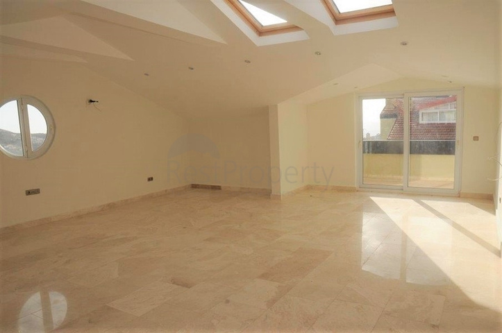 فيلا ثلاث طوابق باطلالة بحرية ضمن احدى افخم مجمعات الانيا 