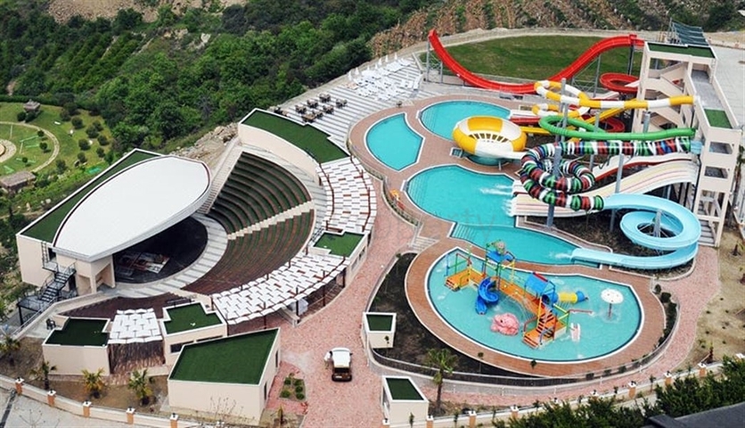 فيلا ثلاث طوابق باطلالة بحرية ضمن احدى افخم مجمعات الانيا 