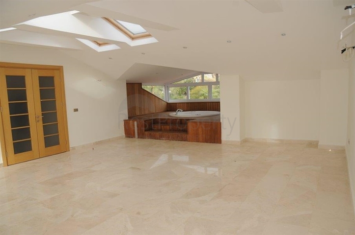 فيلا ثلاث طوابق باطلالة بحرية ضمن احدى افخم مجمعات الانيا 