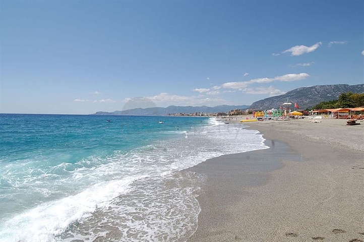 فيلا ثلاث طوابق باطلالة بحرية ضمن احدى افخم مجمعات الانيا 