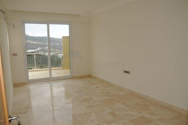 فيلا ثلاث طوابق باطلالة بحرية ضمن احدى افخم مجمعات الانيا 