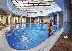 فيلا ثلاث طوابق باطلالة بحرية ضمن احدى افخم مجمعات الانيا 