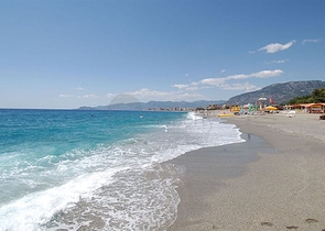 فيلا ثلاث طوابق باطلالة بحرية ضمن احدى افخم مجمعات الانيا 