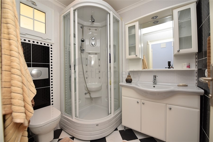 دوبلكس ثلاث غرف وصالة مع تراس واسع باطلالة بحر وقلعة في مركز الانيا 