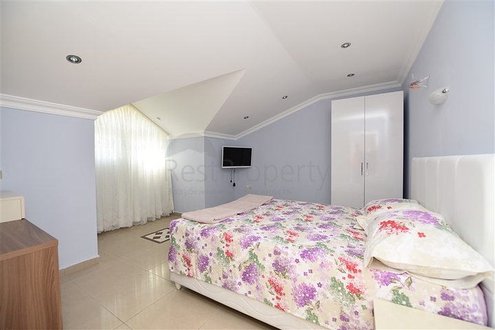 دوبلكس ثلاث غرف وصالة مع تراس واسع باطلالة بحر وقلعة في مركز الانيا 