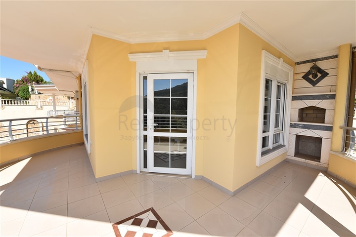 دوبلكس ثلاث غرف وصالة مع تراس واسع باطلالة بحر وقلعة في مركز الانيا 