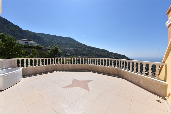 دوبلكس ثلاث غرف وصالة مع تراس واسع باطلالة بحر وقلعة في مركز الانيا 