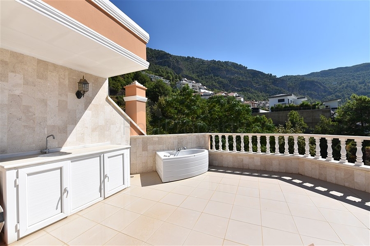 دوبلكس ثلاث غرف وصالة مع تراس واسع باطلالة بحر وقلعة في مركز الانيا 