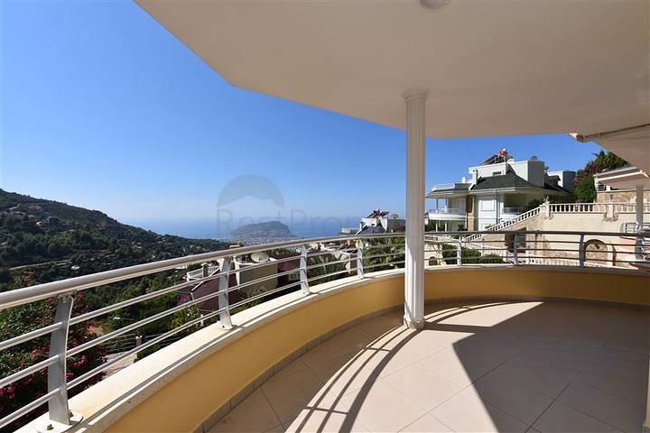 دوبلكس ثلاث غرف وصالة مع تراس واسع باطلالة بحر وقلعة في مركز الانيا 