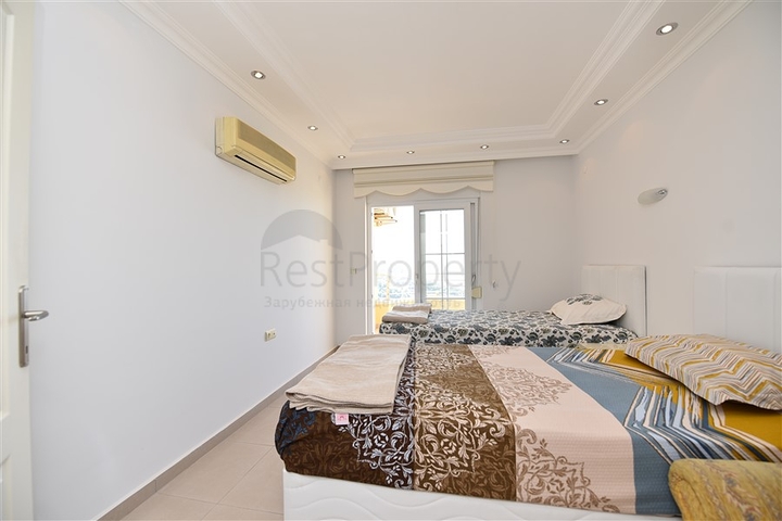 دوبلكس ثلاث غرف وصالة مع تراس واسع باطلالة بحر وقلعة في مركز الانيا 