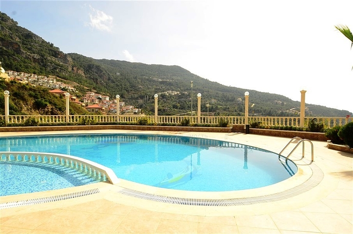 دوبلكس ثلاث غرف وصالة مع تراس واسع باطلالة بحر وقلعة في مركز الانيا 