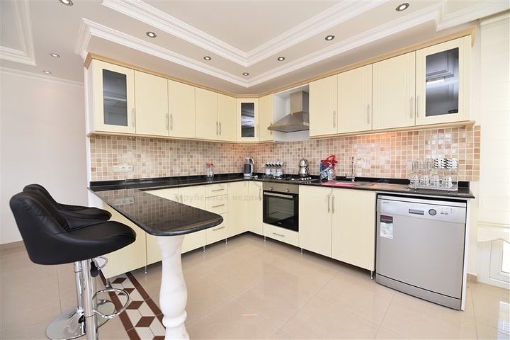 دوبلكس ثلاث غرف وصالة مع تراس واسع باطلالة بحر وقلعة في مركز الانيا 