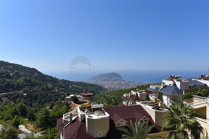 دوبلكس ثلاث غرف وصالة مع تراس واسع باطلالة بحر وقلعة في مركز الانيا 