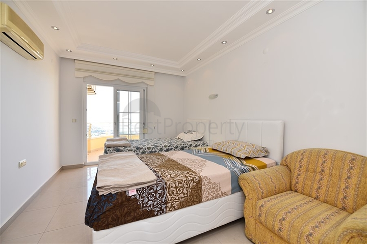 دوبلكس ثلاث غرف وصالة مع تراس واسع باطلالة بحر وقلعة في مركز الانيا 