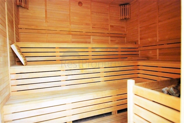 دوبلكس ثلاث غرف وصالة مع تراس واسع باطلالة بحر وقلعة في مركز الانيا 