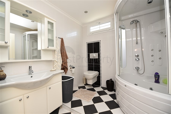 دوبلكس ثلاث غرف وصالة مع تراس واسع باطلالة بحر وقلعة في مركز الانيا 