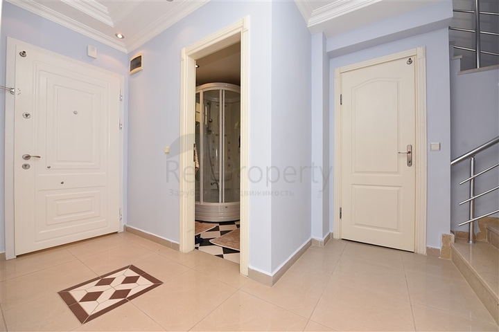 دوبلكس ثلاث غرف وصالة مع تراس واسع باطلالة بحر وقلعة في مركز الانيا 