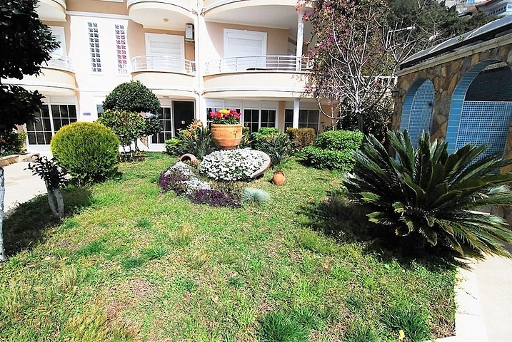 دوبلكس ثلاث غرف وصالة مع تراس واسع باطلالة بحر وقلعة في مركز الانيا 