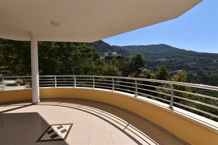 دوبلكس ثلاث غرف وصالة مع تراس واسع باطلالة بحر وقلعة في مركز الانيا 