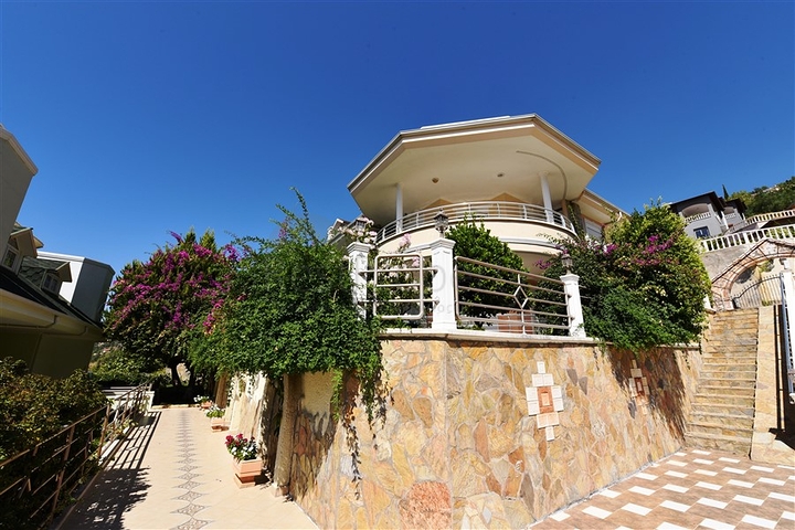 دوبلكس ثلاث غرف وصالة مع تراس واسع باطلالة بحر وقلعة في مركز الانيا 