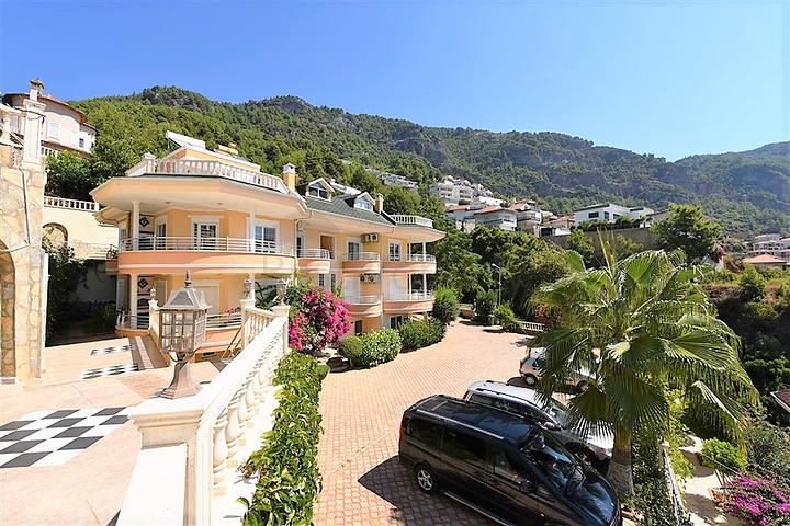 دوبلكس ثلاث غرف وصالة مع تراس واسع باطلالة بحر وقلعة في مركز الانيا 