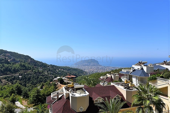 دوبلكس ثلاث غرف وصالة مع تراس واسع باطلالة بحر وقلعة في مركز الانيا 