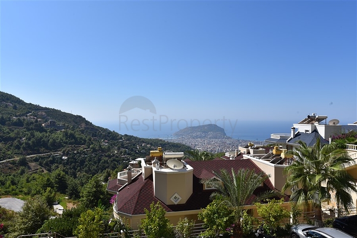 دوبلكس ثلاث غرف وصالة مع تراس واسع باطلالة بحر وقلعة في مركز الانيا 