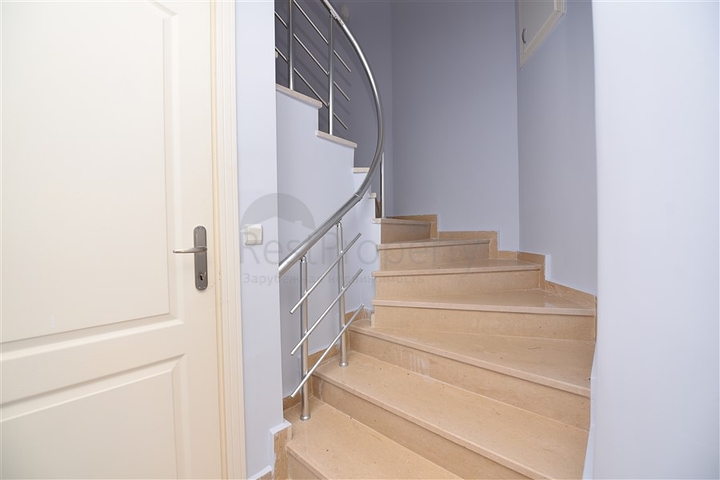 دوبلكس ثلاث غرف وصالة مع تراس واسع باطلالة بحر وقلعة في مركز الانيا 