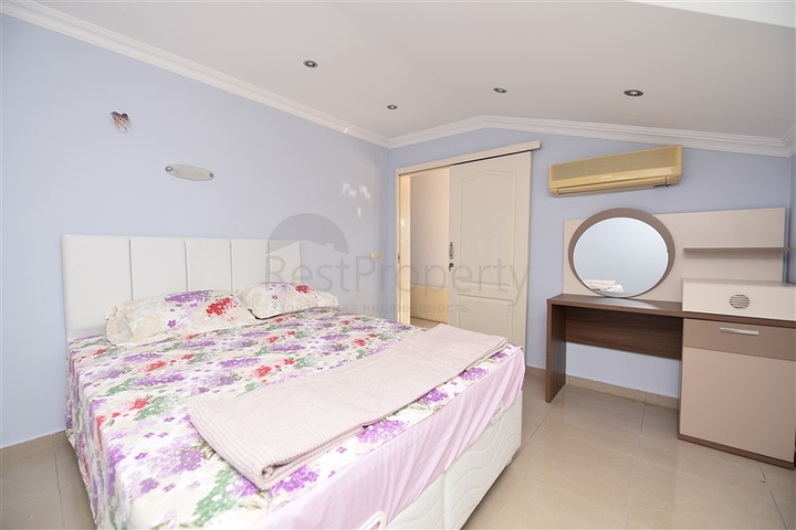 دوبلكس ثلاث غرف وصالة مع تراس واسع باطلالة بحر وقلعة في مركز الانيا 