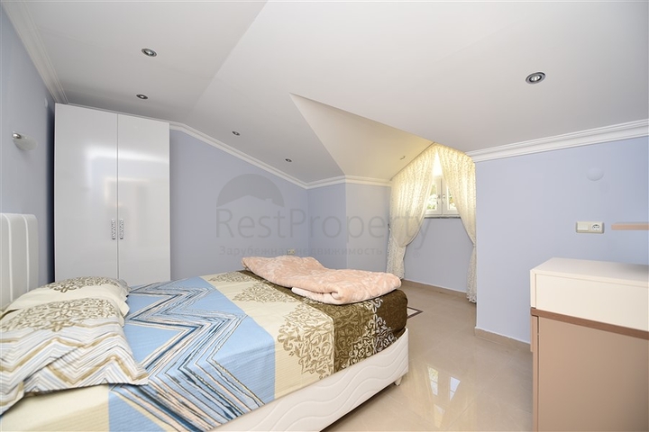 دوبلكس ثلاث غرف وصالة مع تراس واسع باطلالة بحر وقلعة في مركز الانيا 