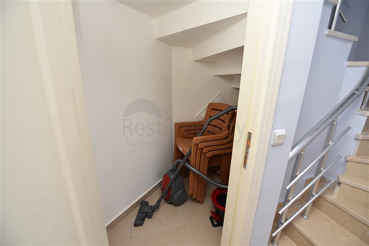 دوبلكس ثلاث غرف وصالة مع تراس واسع باطلالة بحر وقلعة في مركز الانيا 