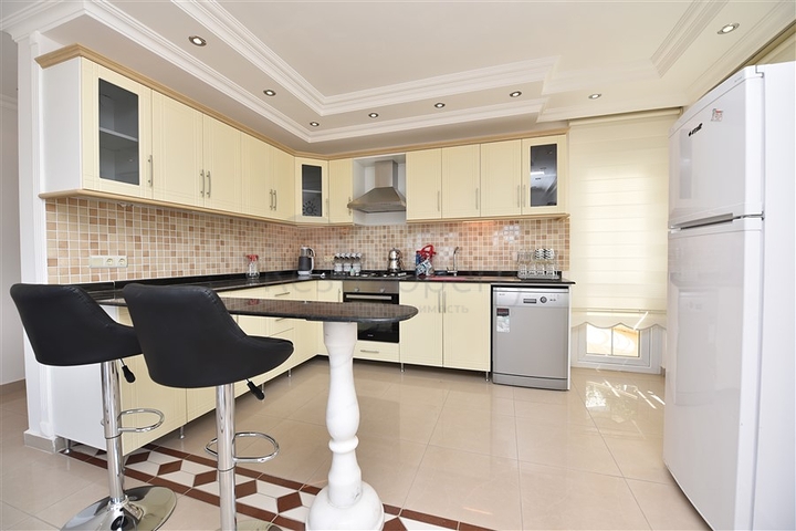 دوبلكس ثلاث غرف وصالة مع تراس واسع باطلالة بحر وقلعة في مركز الانيا 