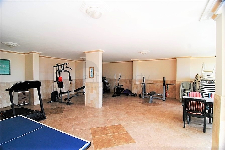 دوبلكس ثلاث غرف وصالة مع تراس واسع باطلالة بحر وقلعة في مركز الانيا 