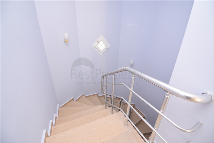 دوبلكس ثلاث غرف وصالة مع تراس واسع باطلالة بحر وقلعة في مركز الانيا 