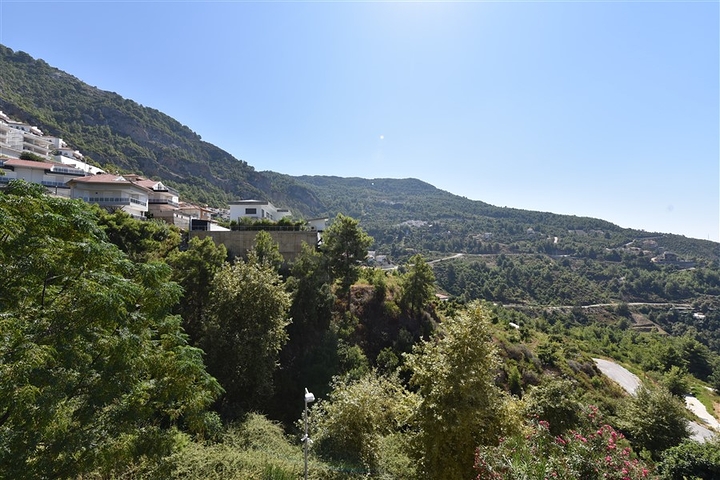 دوبلكس ثلاث غرف وصالة مع تراس واسع باطلالة بحر وقلعة في مركز الانيا 